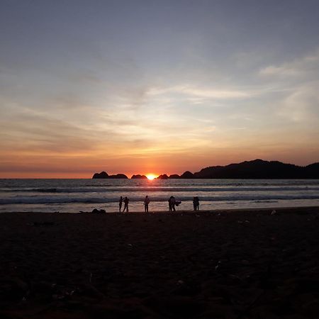 Апартаменты Big Daddy'S Surfcamp Pasanggaran Экстерьер фото
