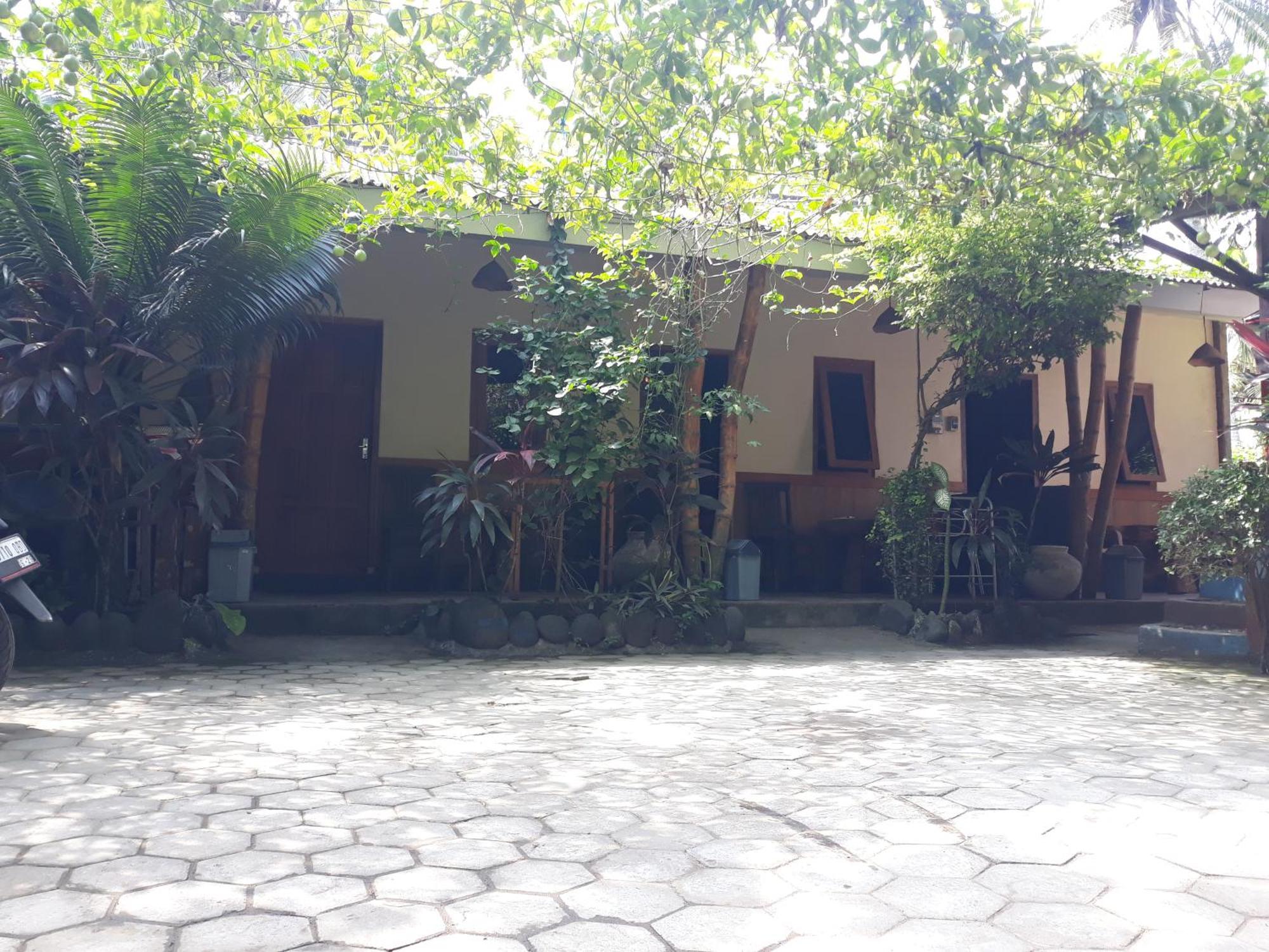 Апартаменты Big Daddy'S Surfcamp Pasanggaran Экстерьер фото