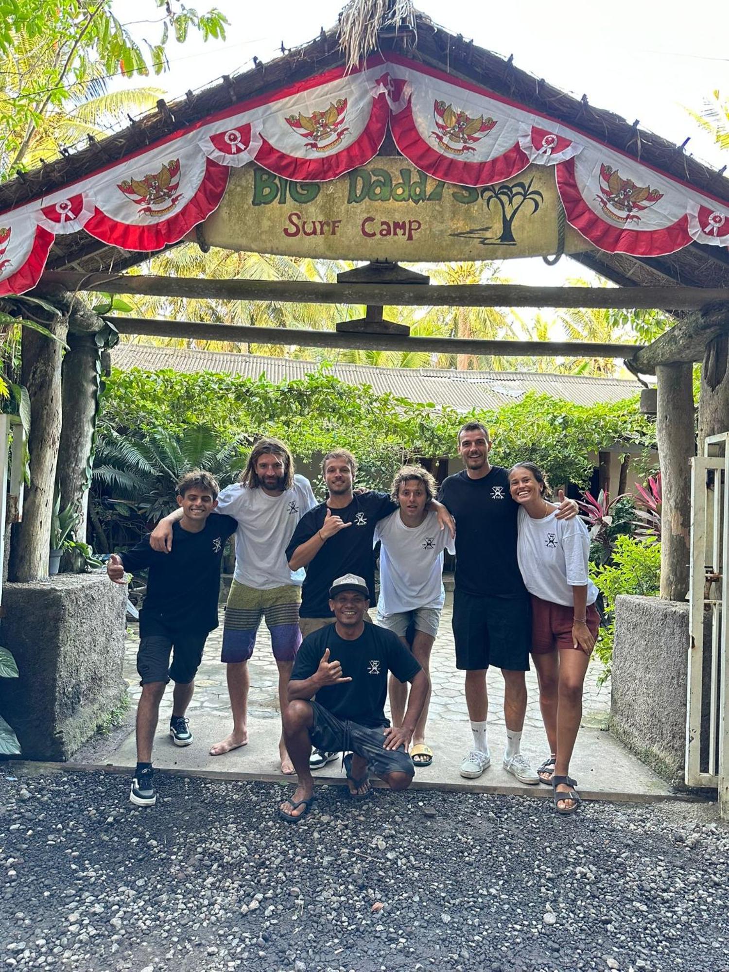 Апартаменты Big Daddy'S Surfcamp Pasanggaran Экстерьер фото